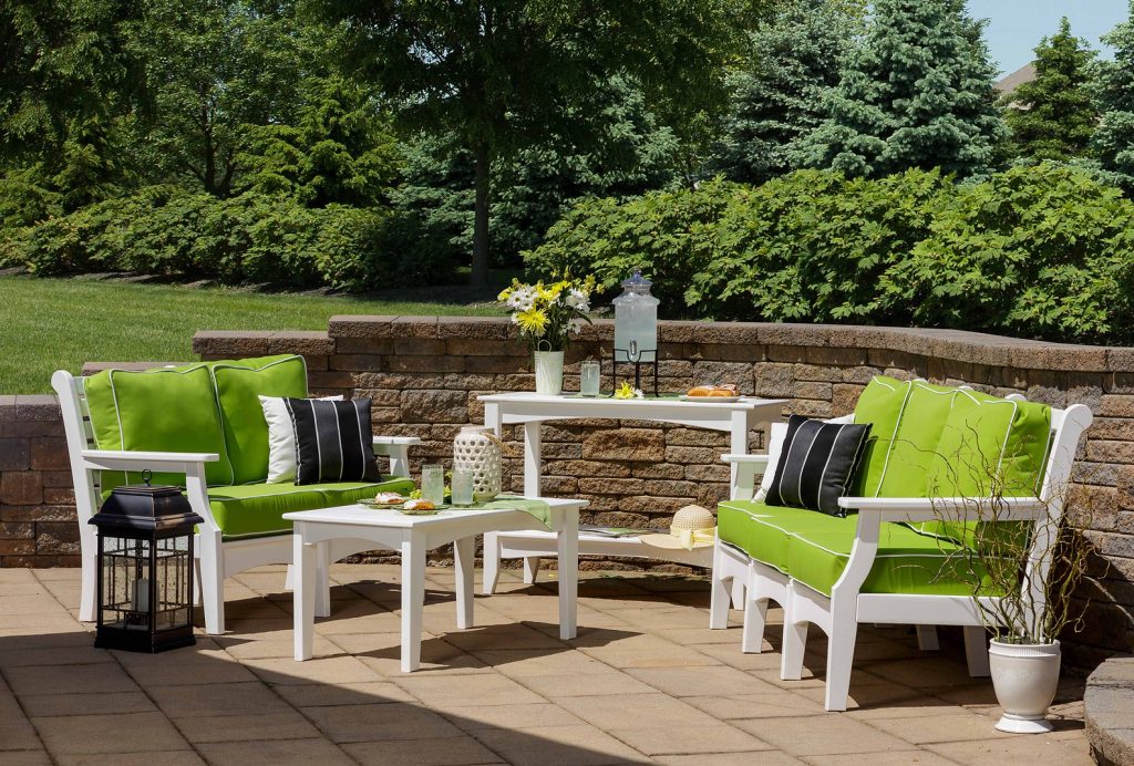 How To Choose The Right Outdoor Table Set For Your Backyard